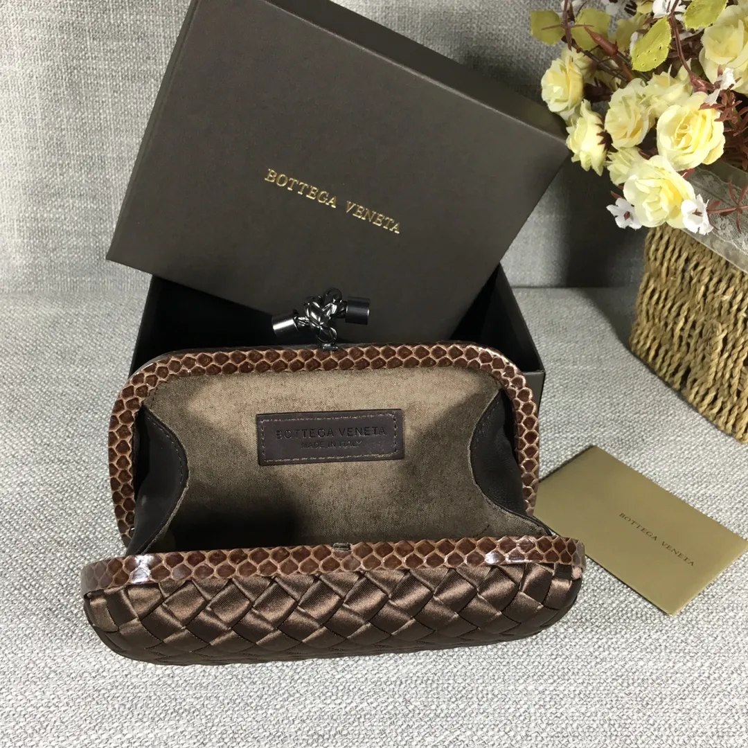 8651 Small Classic Dinner Bag ~~~Snake leather with ribbon ~~~Dense and slippery, not easy to fluff, can hold a small iPhone! Size: 16.5cm*10.5cm*6cm